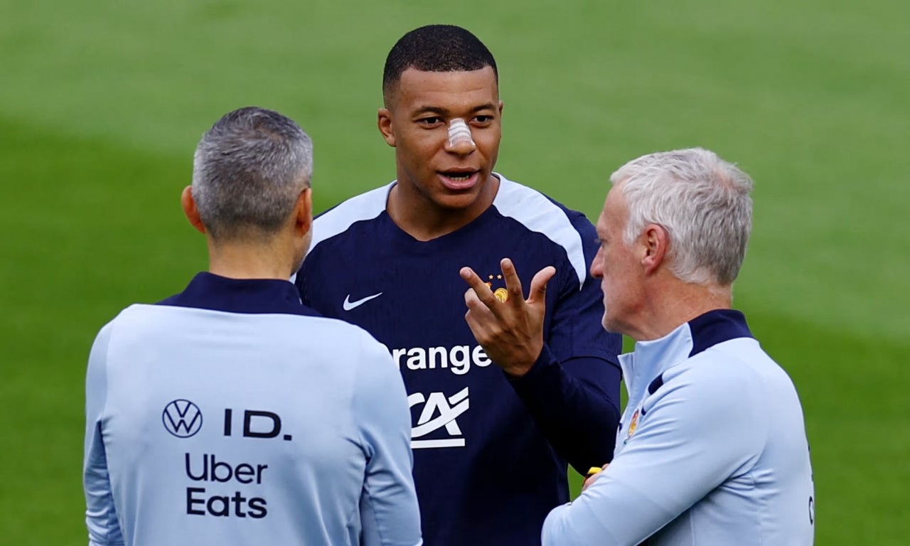 Mbappe băng bó mũi trở lại tập luyện cùng đội tuyển Pháp