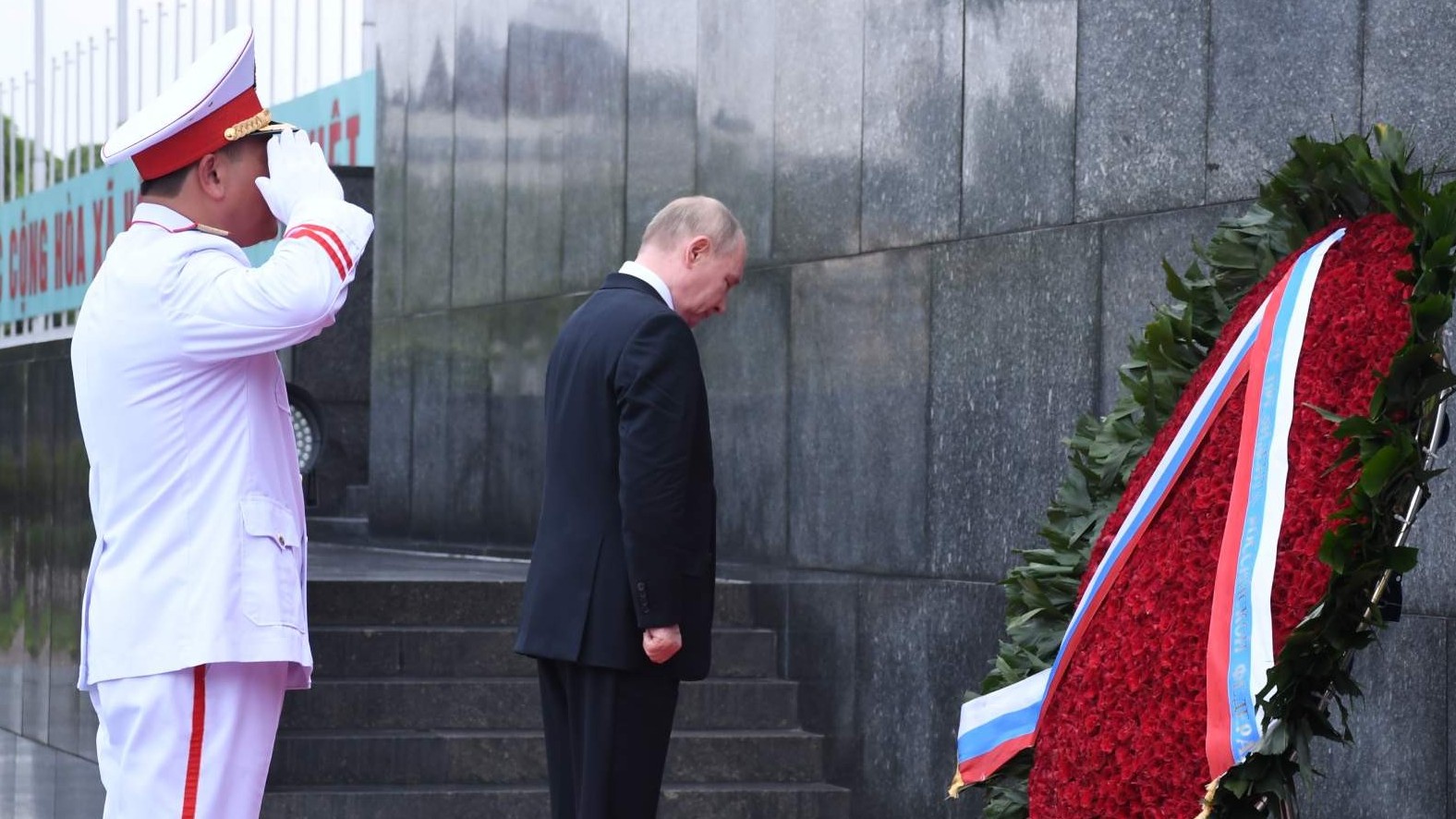 Tổng thống Nga Vladimir Putin viếng Lăng Chủ tịch Hồ Chí Minh