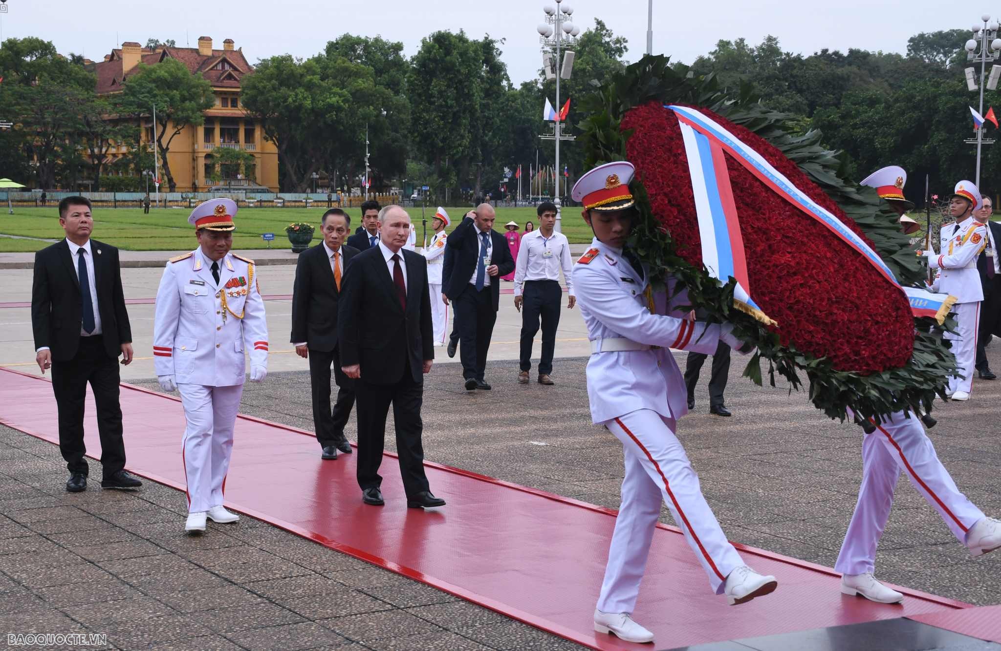 Tổng thống Nga Vladimir Putin vào Lăng viếng Chủ tịch Hồ Chí Minh