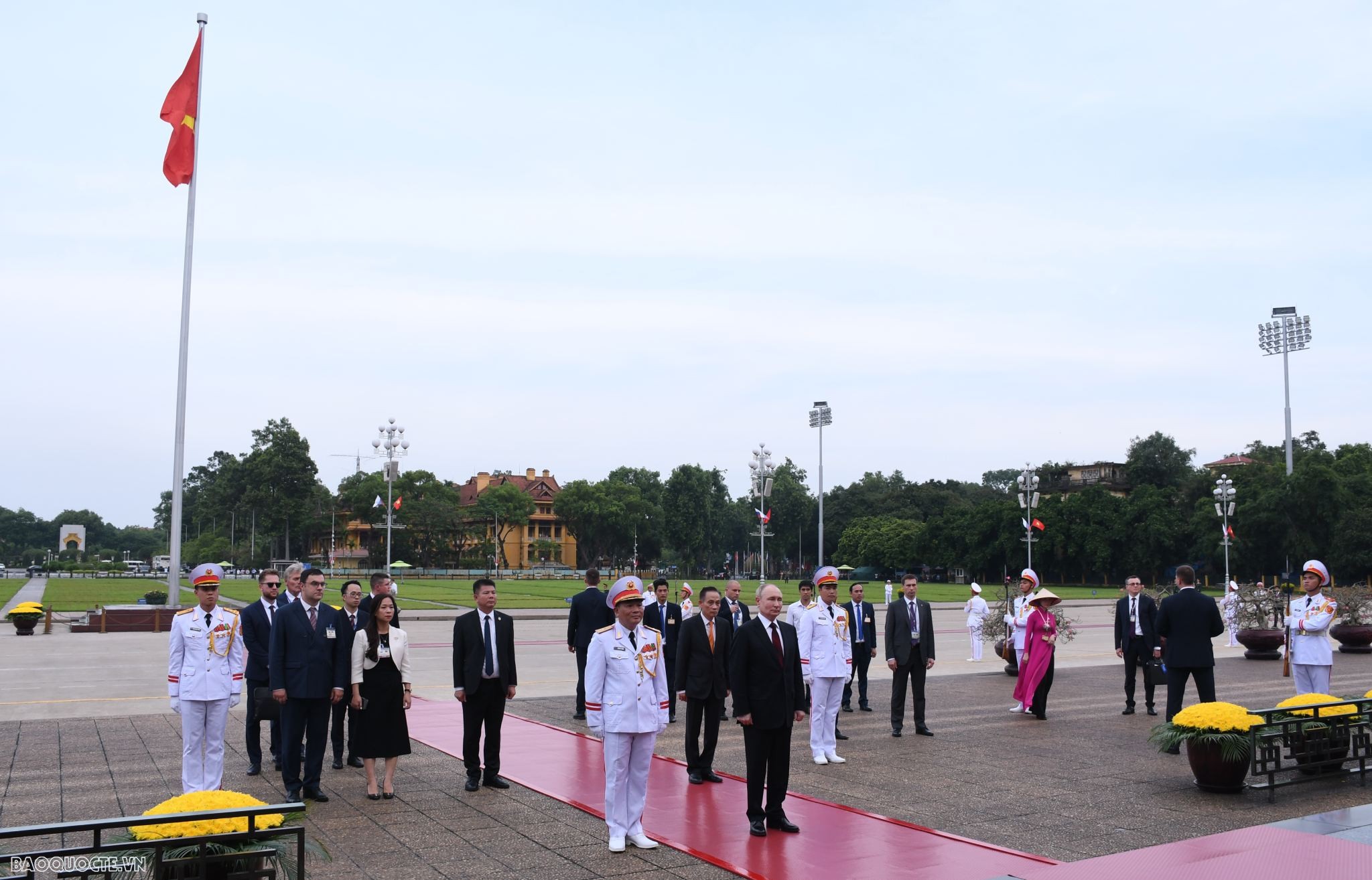 Tổng thống Nga Vladimir Putin vào Lăng viếng Chủ tịch Hồ Chí Minh