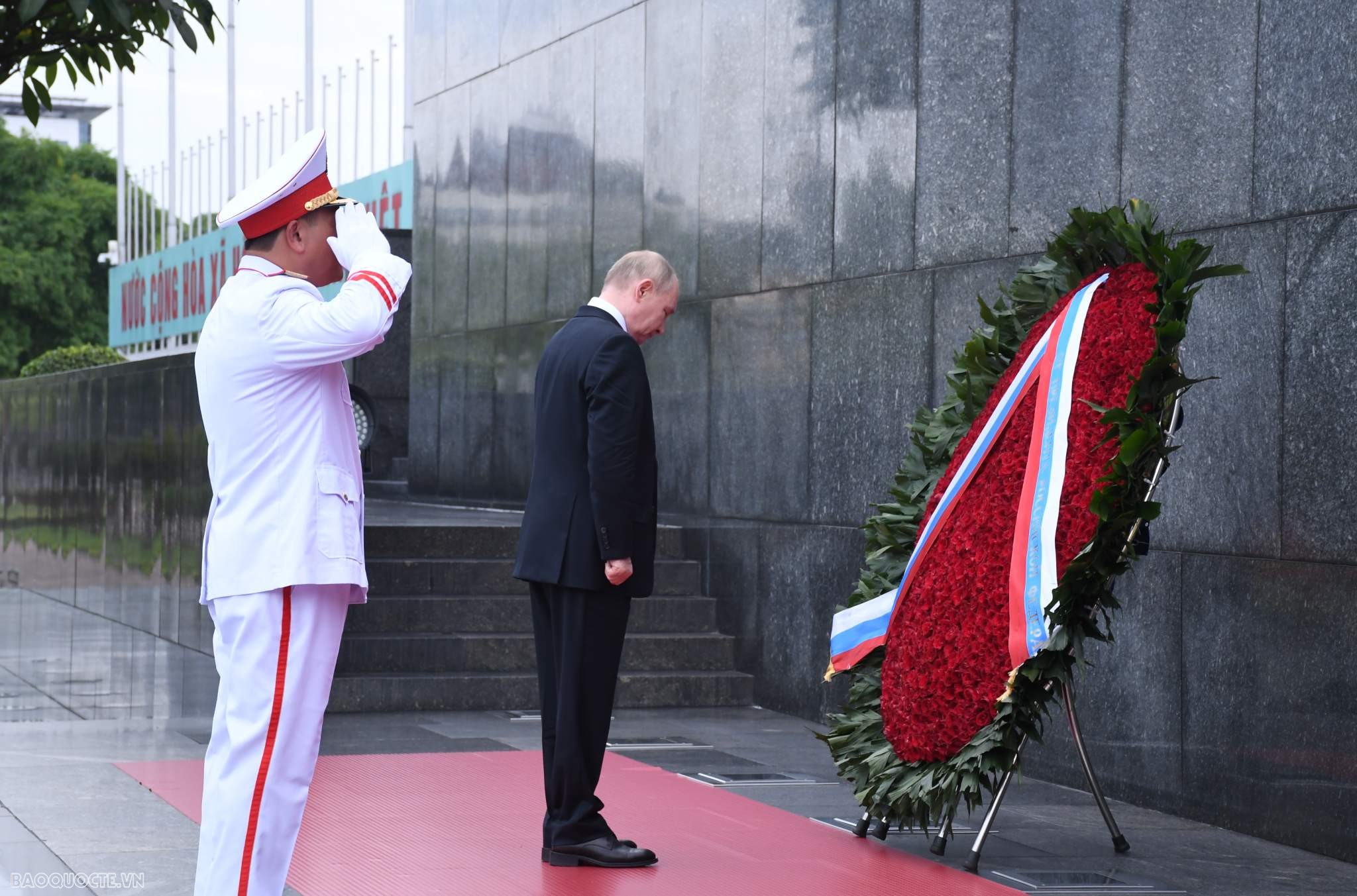 Tổng thống Nga Vladimir Putin vào Lăng viếng Chủ tịch Hồ Chí Minh