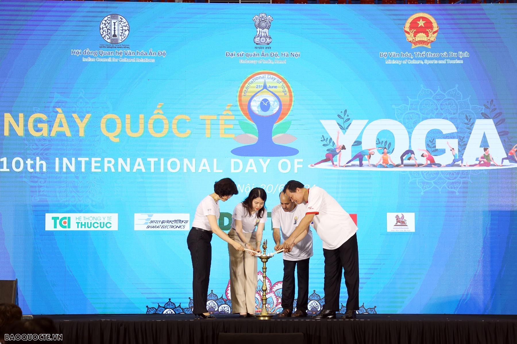 Hàng trăm người tham dự Ngày quốc tế Yoga lần thứ 10
