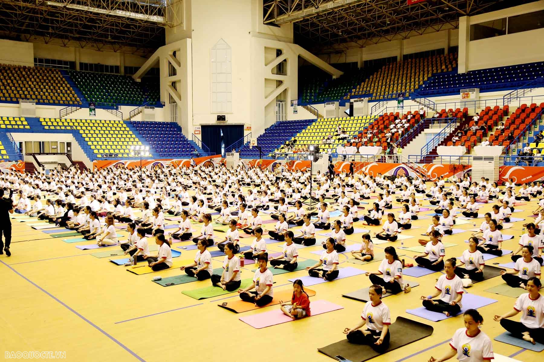 Hàng trăm người tham dự Ngày quốc tế Yoga lần thứ 10