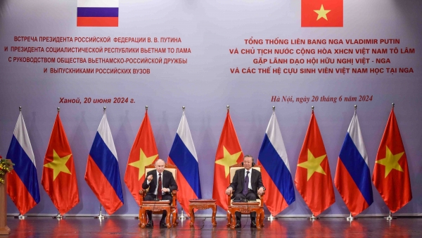 Vietnam, Russia Presidents meet with Vietnamese alumni in Hanoi