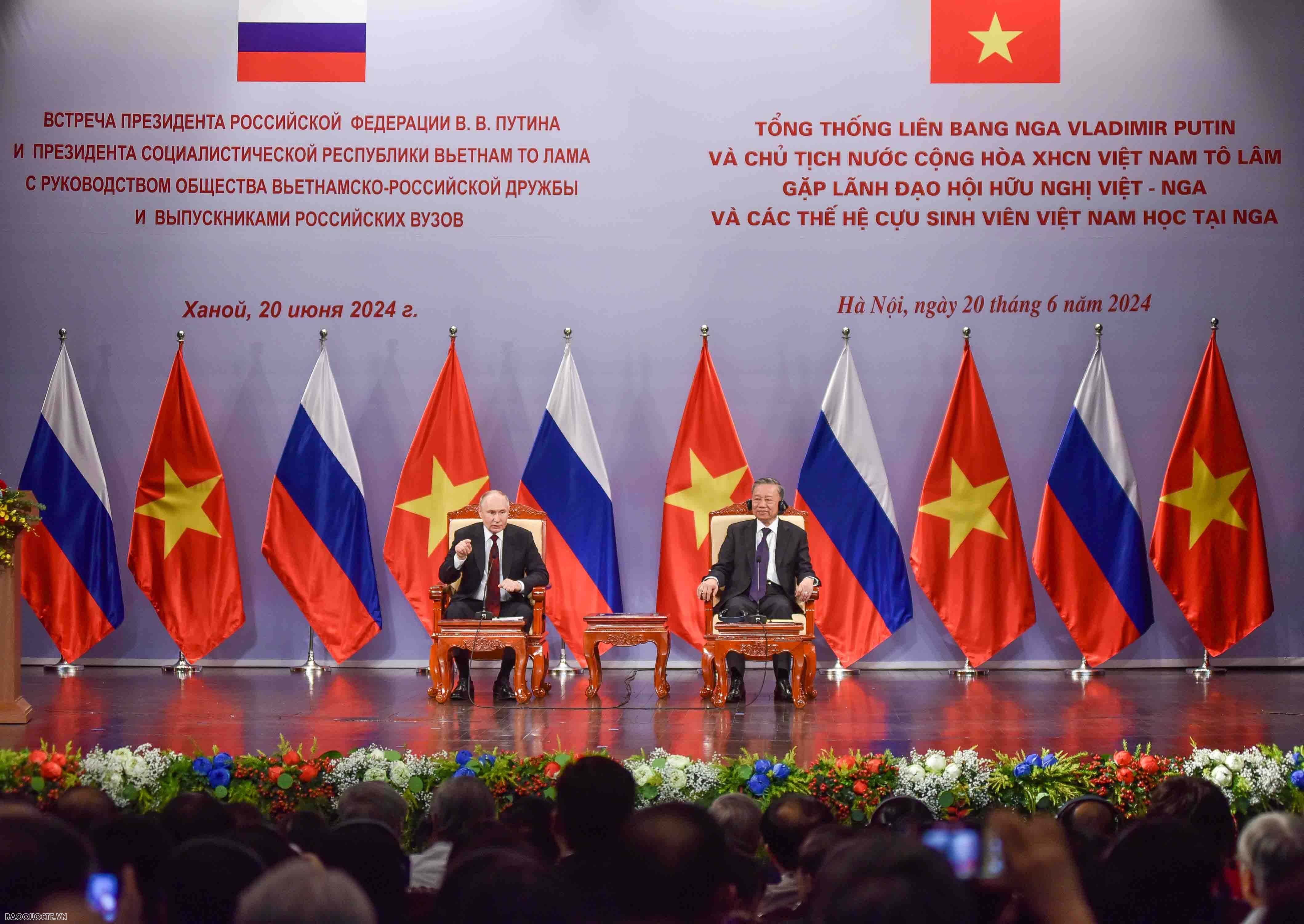 Vietnam, Russia Presidents meet with Vietnamese alumni in Hanoi