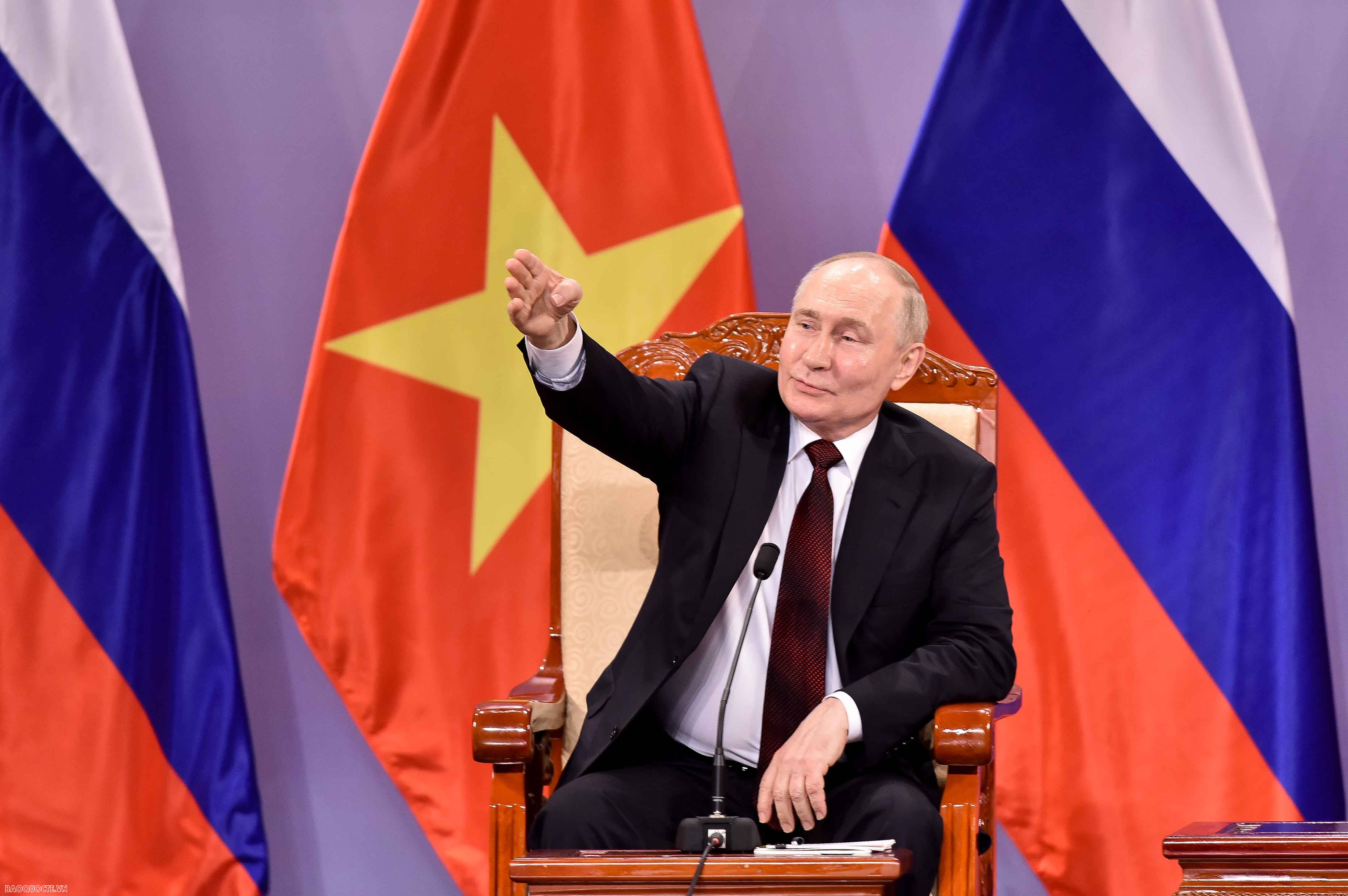 Chủ tịch nước Tô Lâm và Tổng thống Vladimir Putin gặp mặt các thế hệ cựu sinh viên Việt Nam từng du học tại Nga