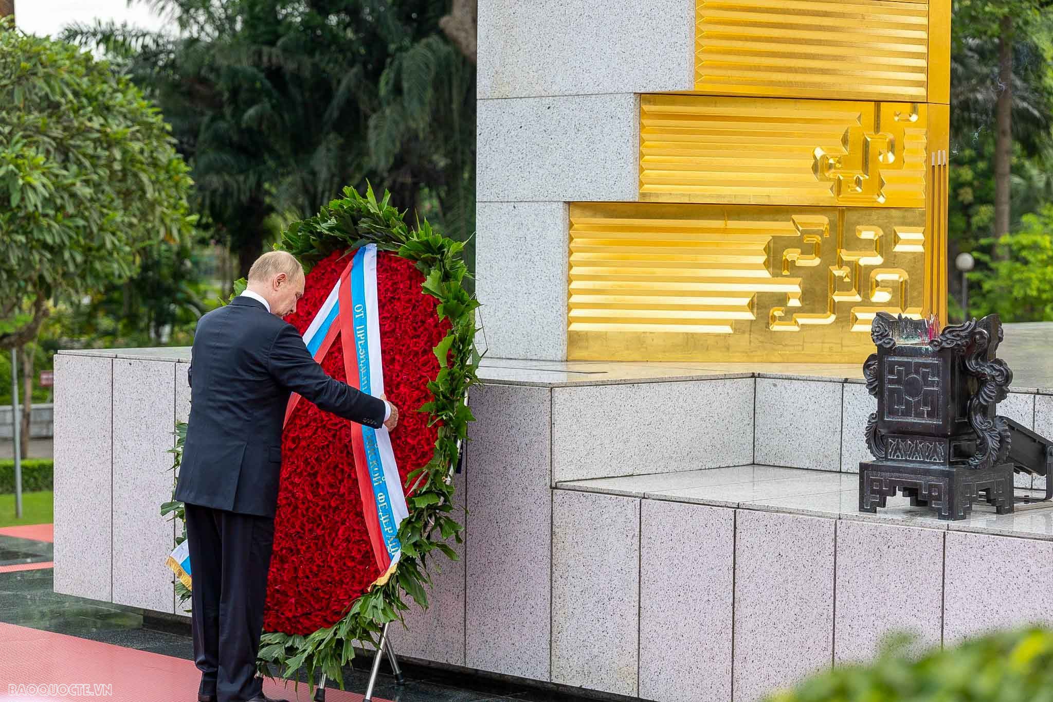 Russian President Vladimir Putin pays tribute to President Ho Chi Minh