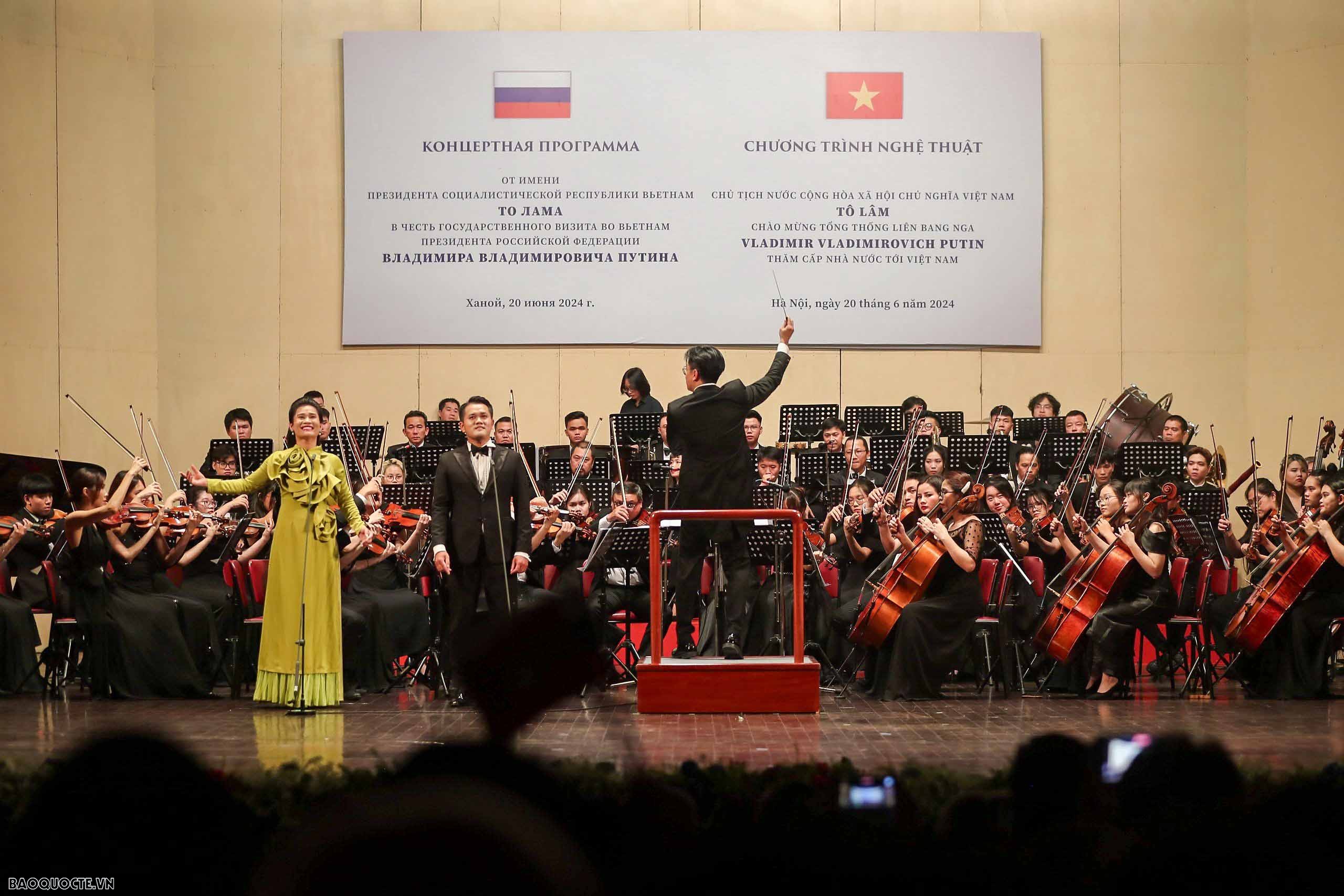 Vietnam, Russia Presidents meet with Vietnamese alumni in Hanoi