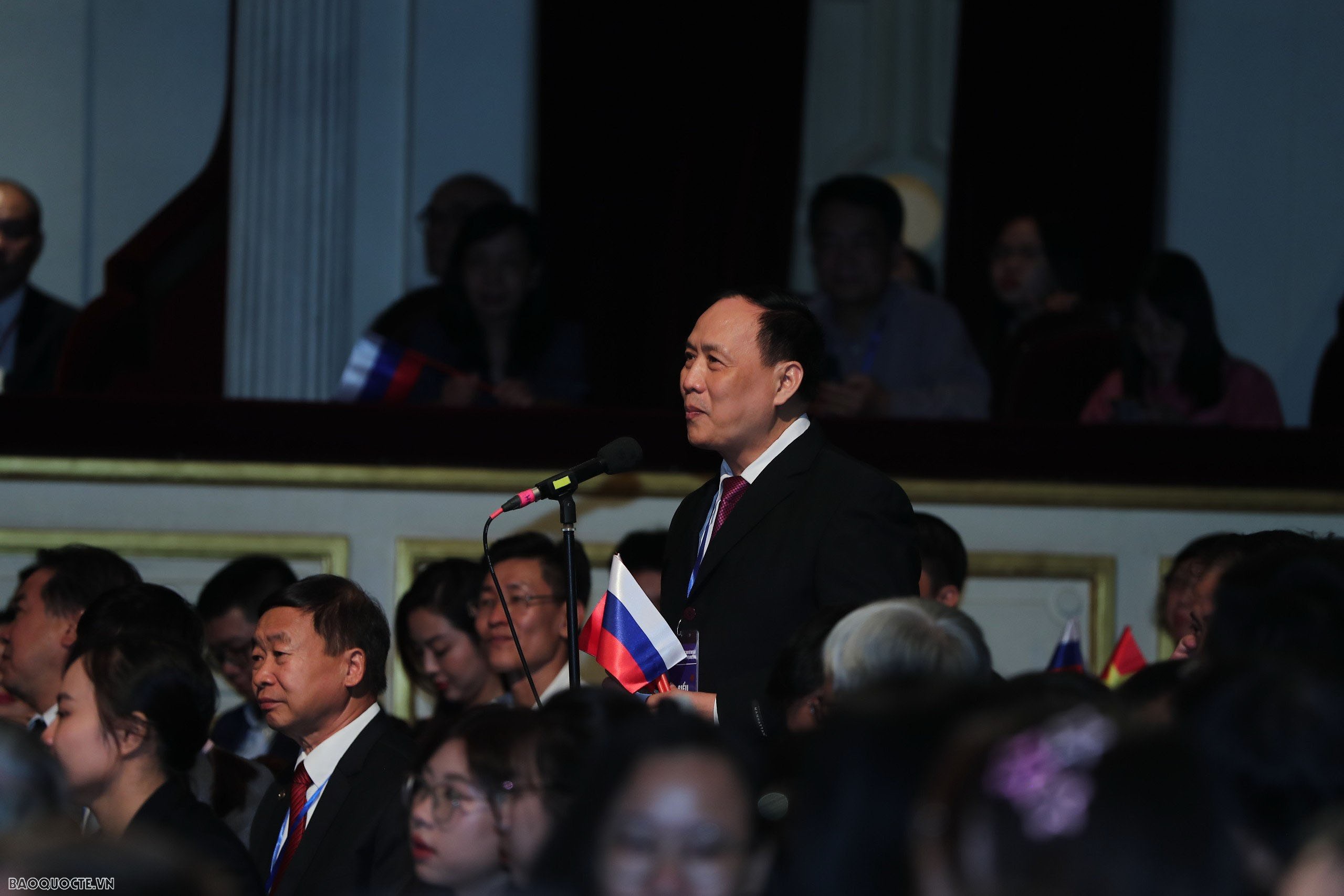 Vietnam, Russia Presidents meet with Vietnamese alumni in Hanoi