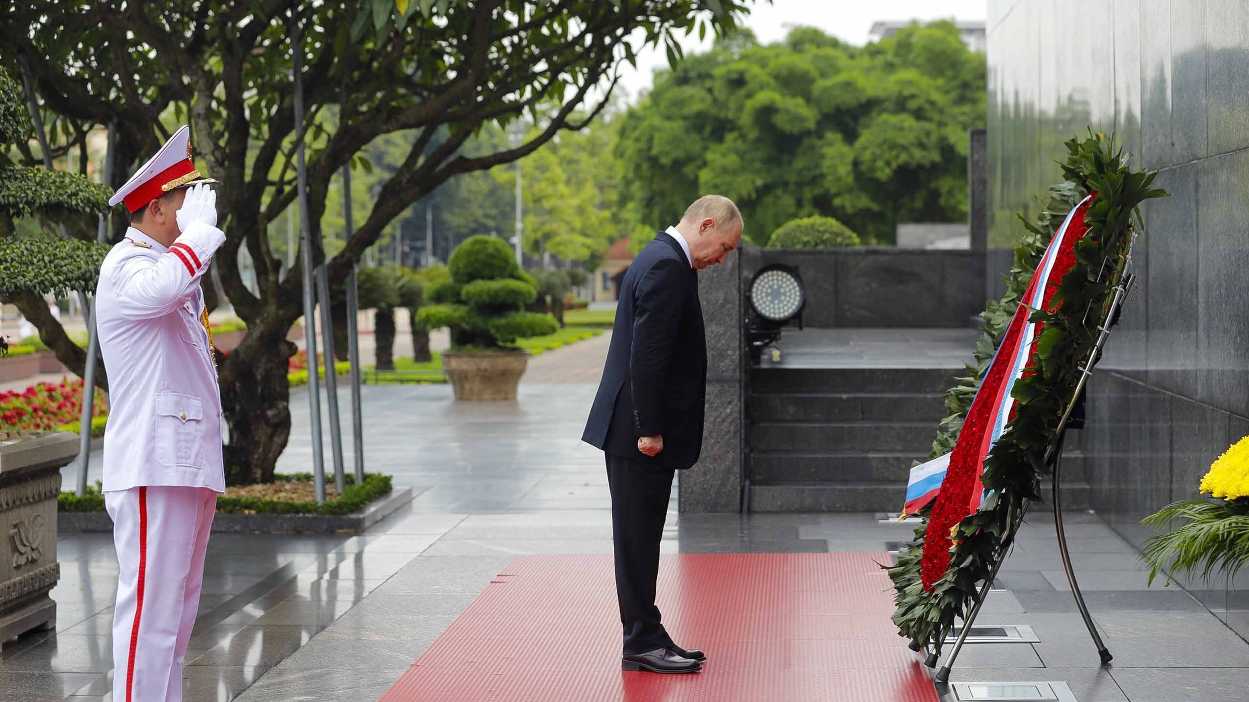 Russian President Vladimir Putin pays tribute to President Ho Chi Minh