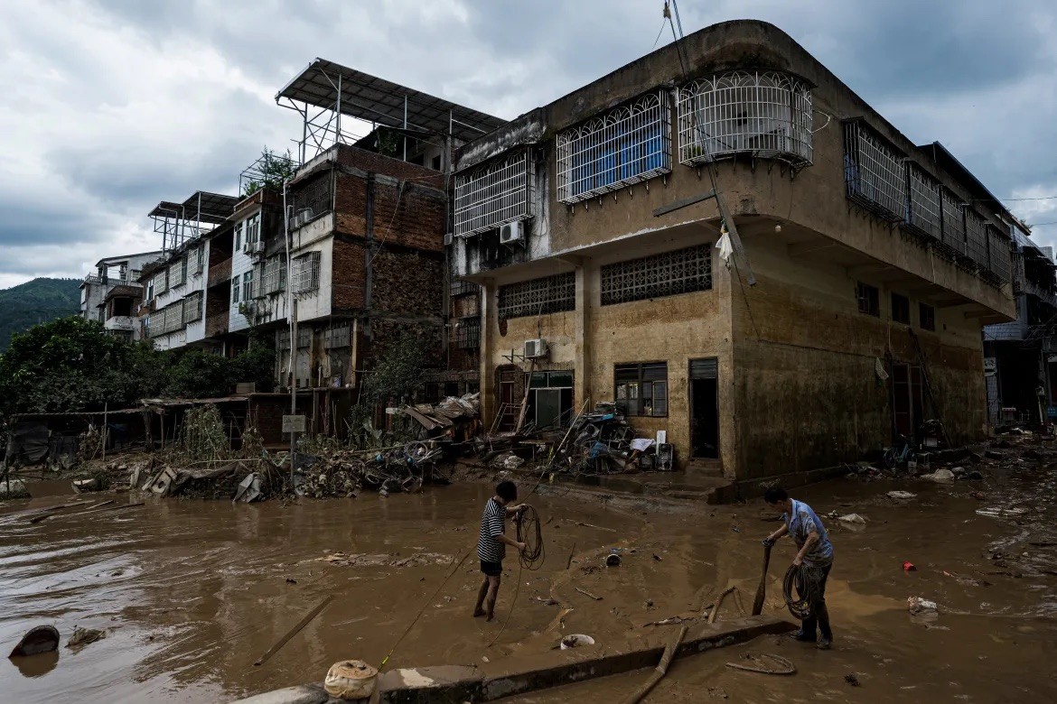 Trung Quốc: Miền Bắc nắng nóng kỷ lục, miền Nam ‘quay cuồng’ vì lũ lụt hoành hành