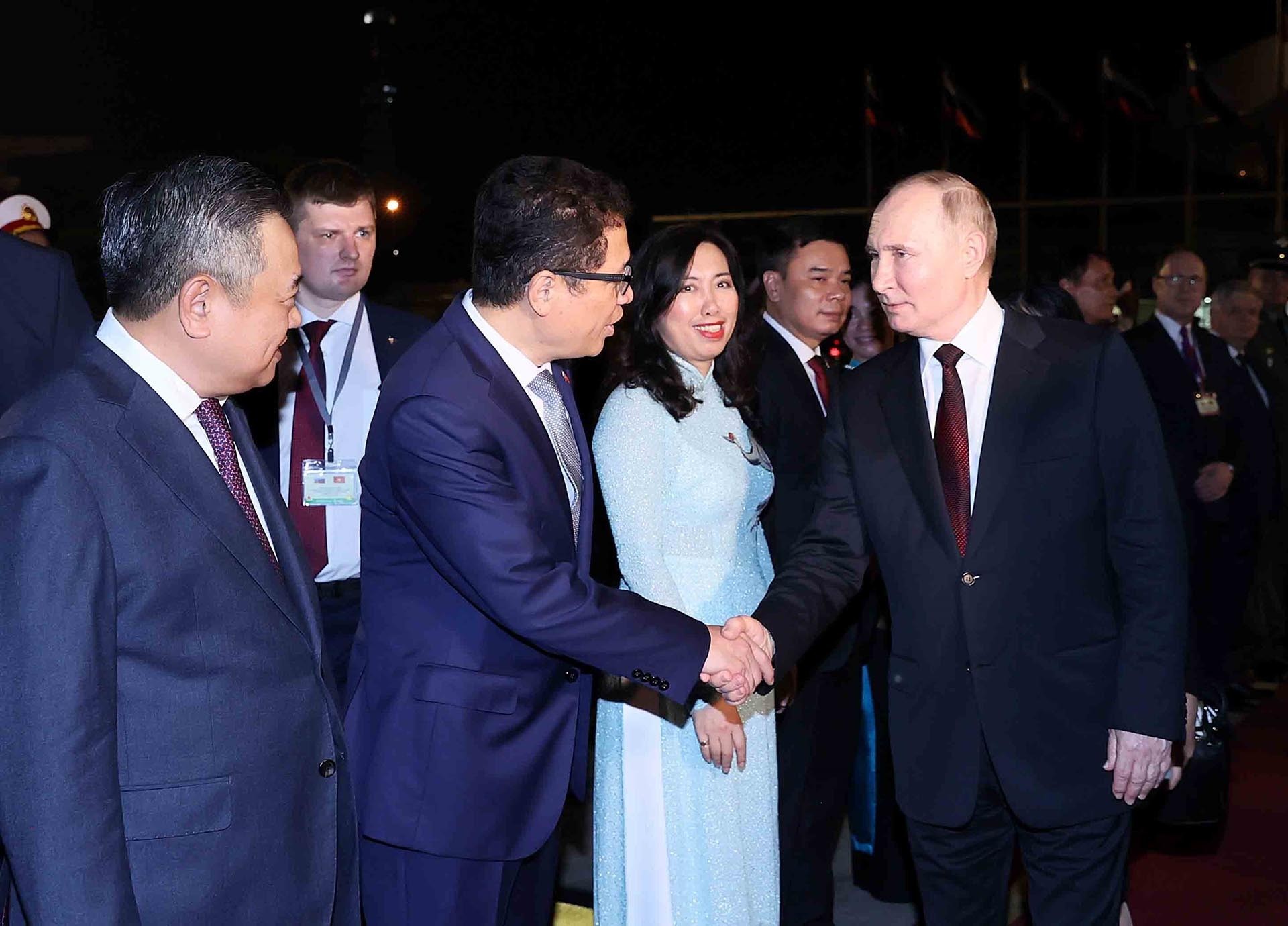 Đại biểu Việt Nam tiễn Tổng thống Liên bang Nga Vladimir Putin tại sân bay quốc tế Nội Bài, Hà Nội. (Nguồn: TTXVN)