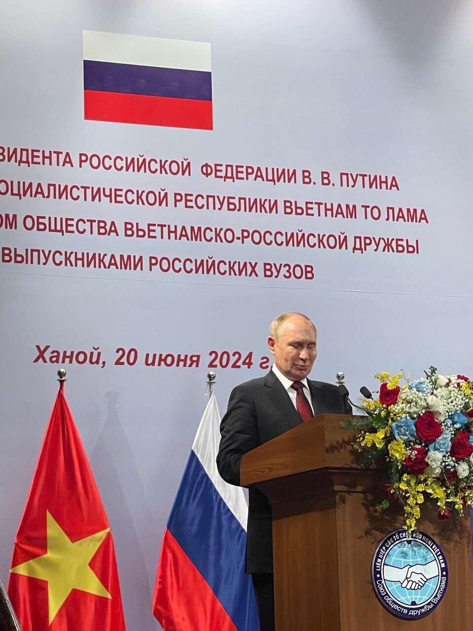 Vietnam, Russia Presidents meet with Vietnamese alumni in Hanoi