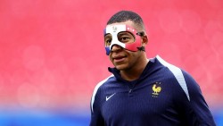 Thử nghiệm đeo mặt nạ, Mbappe muốn đá trận Hà Lan