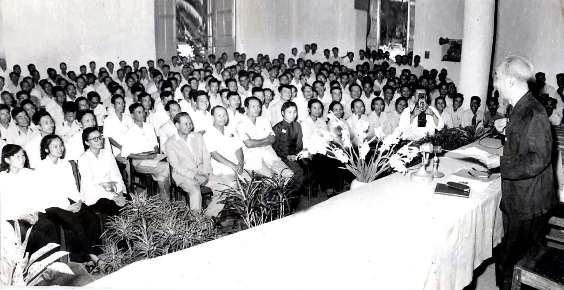 Chủ tịch Hồ Chí Minh với các nhà báo tại Đại hội III, Hội Nhà báo Việt Nam, năm 1962. (Nguồn: Bảo tàng Báo chí Việt Nam)