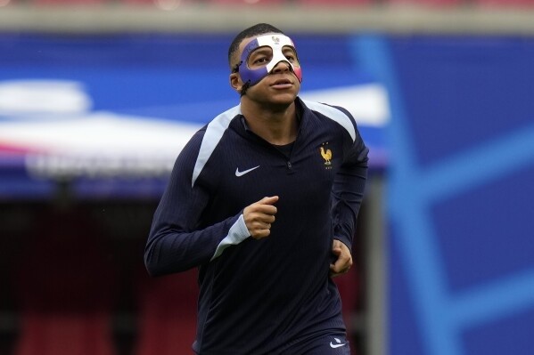 Đeo phụ kiện bảo hộ tập luyện, Kylian Mbappe đá chính trận Pháp và Hà Lan?