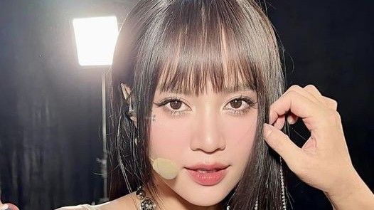 Sao Việt: Lan Ngọc trang điểm sắc sảo, con gái MC Quyền Linh gây 'sốt'
