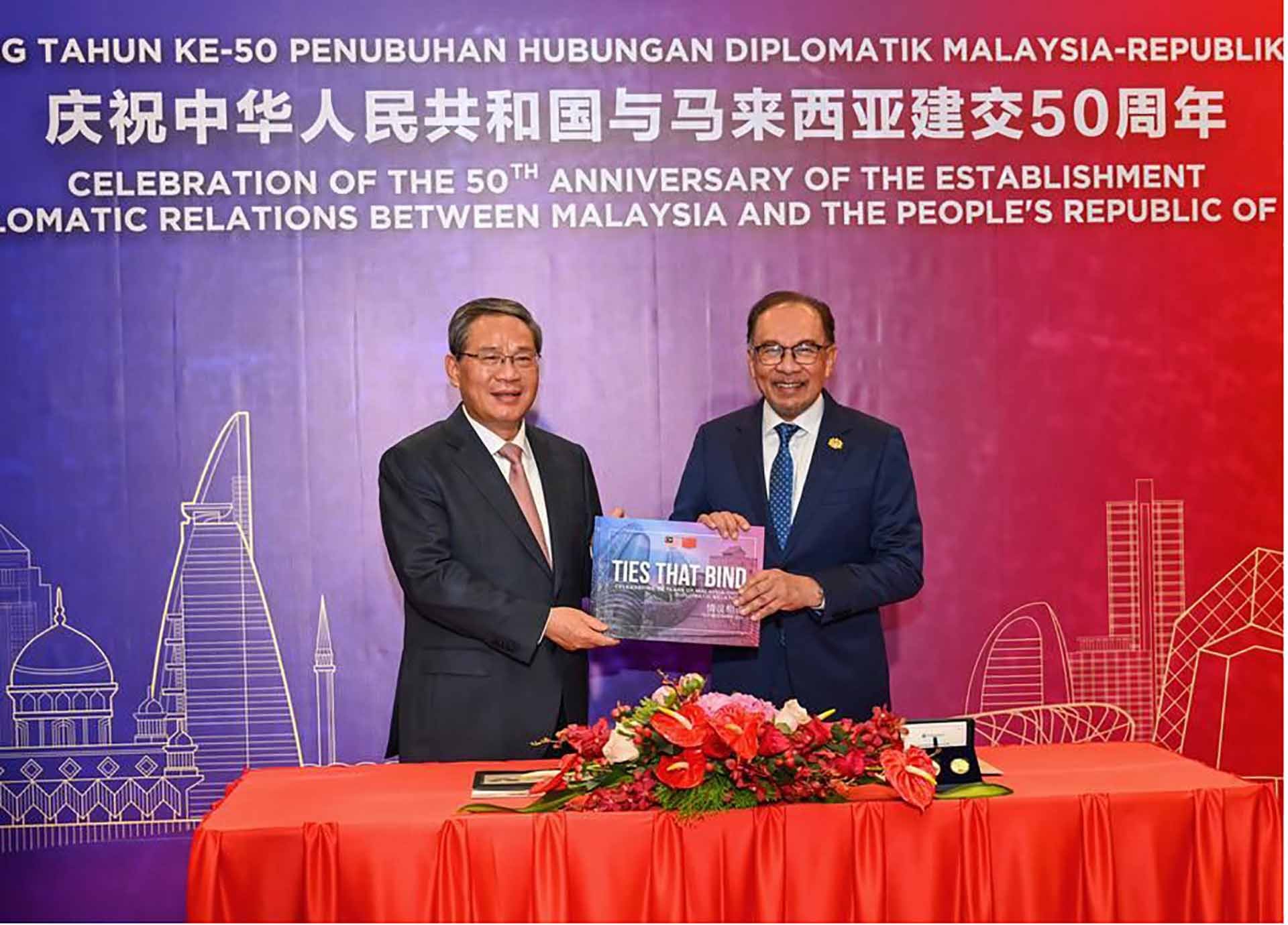 Thủ tướng Trung Quốc Lý Cường và người đồng cấp Malaysia Anwar Ibrahim tại thủ đô Kuala Lumpur ngày 19/6. (Nguồn: Tân Hoa xã)