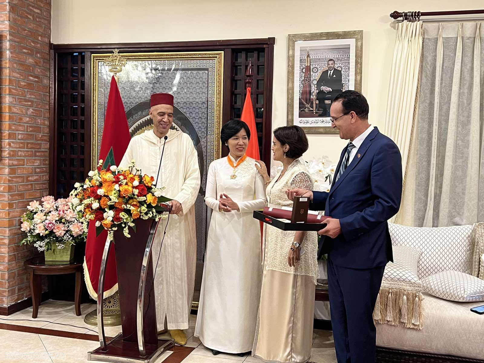 Đại sứ Đặng Thị Thu Hà nhận Huân chương Hoàng gia Morocco