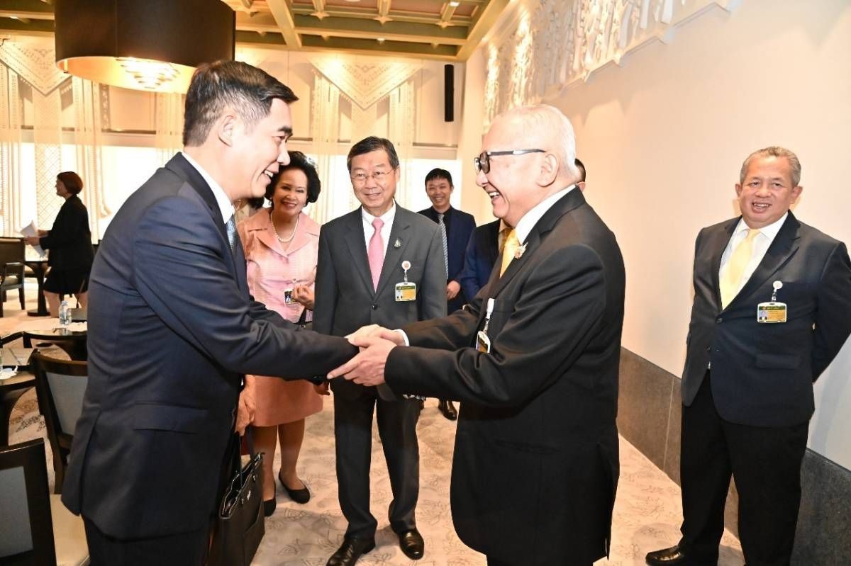 Đại sứ Phạm Việt Hùng được đón tiếp thân tình bởi Chủ tịch Sakchai Tanaboonchaiv và các thành viên Nhóm.