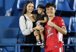 Vợ và con trai mừng thủ môn Bùi Tiến Dũng giữ sạch lưới trận HAGL 1-0 Bình Dương