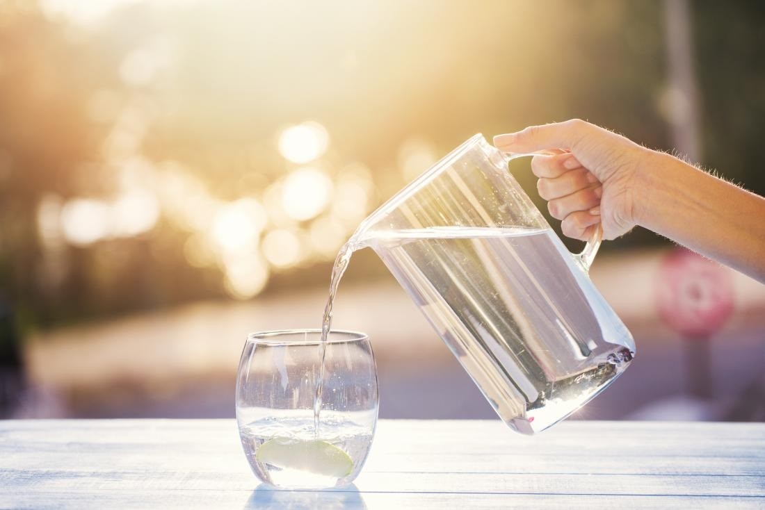 Uống nhiều nước sau bữa ăn là cách hạn chế tích tụ mỡ nội tạng. (Nguồn: Pinterest)