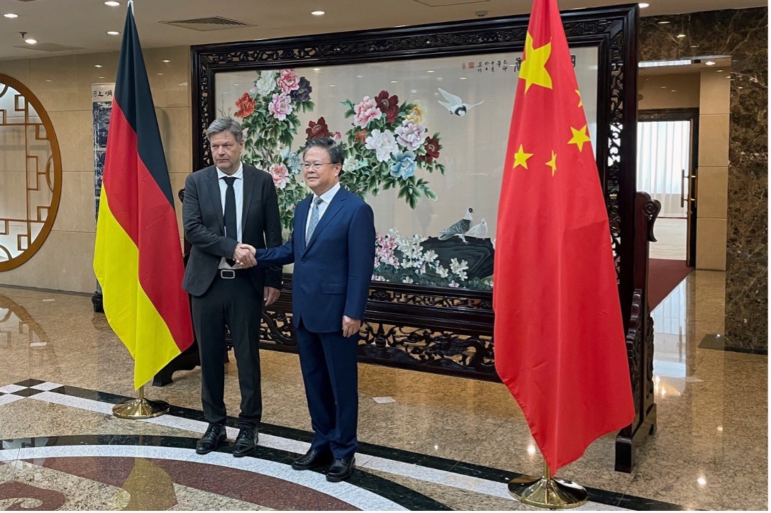 Phó Thủ tướng kiêm Bộ trưởng Kinh tế Đức Robert Habeck bắt tay Chủ tịch Ủy ban Cải cách và Phát triển Quốc gia (NDRC) Zheng Shanjie trước cuộc họp ở Bắc Kinh, Trung Quốc ngày 22 tháng 6 năm 2024. REUTERS/Maria Martinez Mua  quyền cấp phép