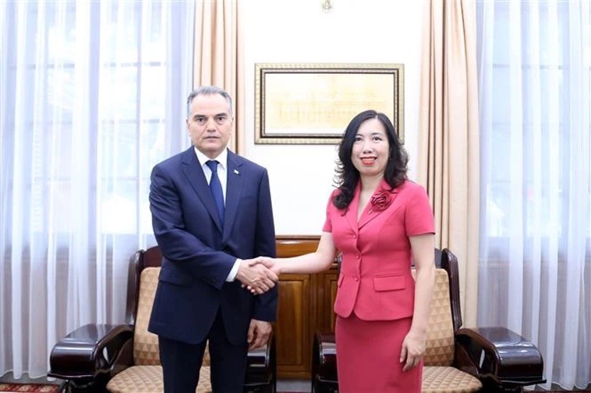 Deputy Minister of Foreign Affairs Le Thi Thu Hang (R) receives Turkmenistan Ambassador Parakhat Hommadovich Durdyev. (Photo: Quang Hoa)