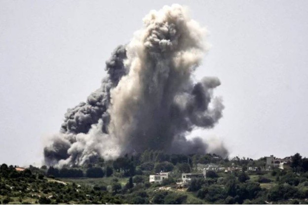 Một cột khói dày bốc lên bầu trời Alma al-Shaab sau các cuộc oanh tạc của Israel vào ngày 25 tháng 4 năm 2024. (Ảnh: AFP)