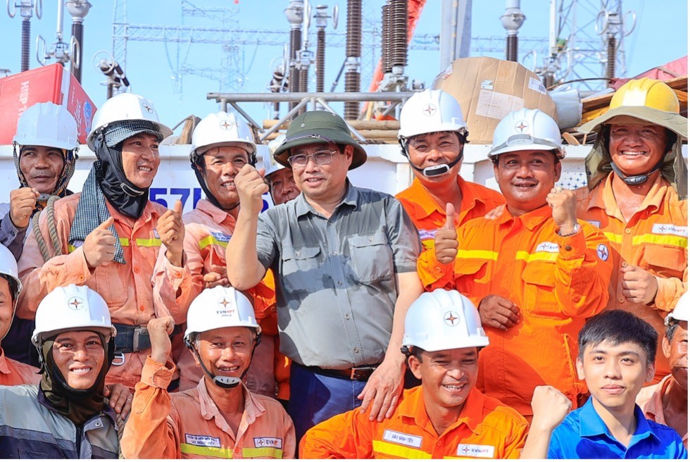 Prime Minister Pham Minh Chinh visits workers at the construction site of the project at Cau Loc commune of Hau Loc district, Thanh Hoa province. (Photo: VNA)
