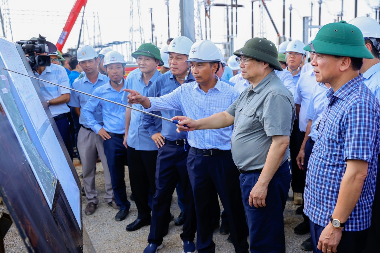 Thủ tướng kiểm tra tiến độ thi công Trạm biến áp 500 kV Thanh Hóa ở xã Thiệu Phúc, huyện Thiệu Hóa - Ảnh: VGP/Nhật Bắc