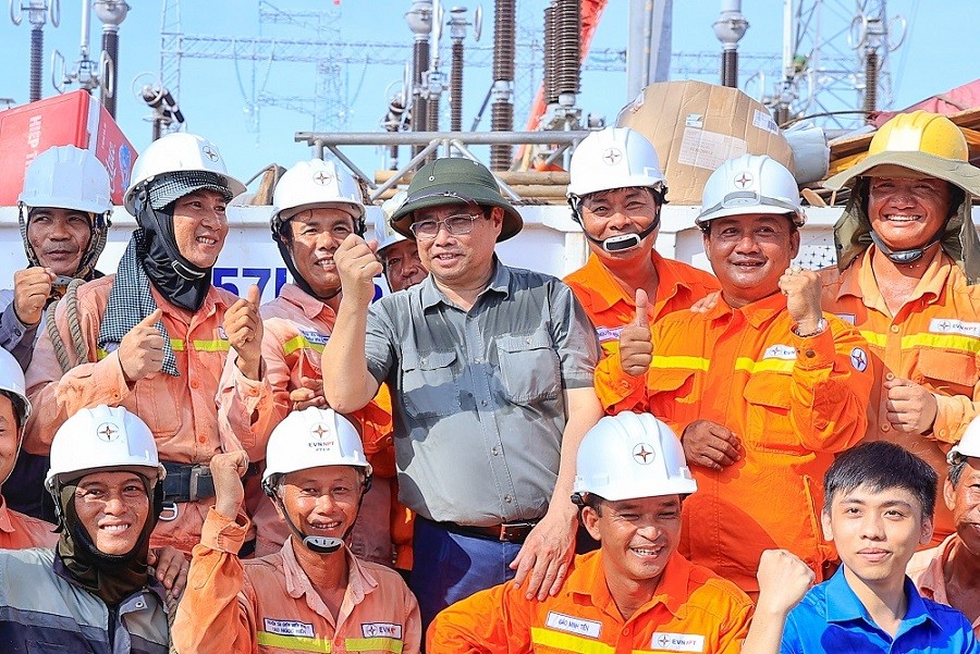 Thủ tướng và lực lượng thi công thể hiện quyết tâm thi công Trạm biến áp 500 kV Thanh Hóa ở xã Thiệu Phúc, huyện Thiệu Hóa - Ảnh: VGP/Nhật Bắc