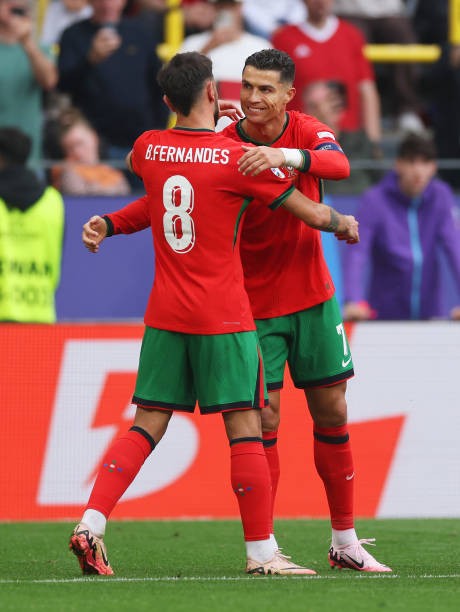 Ronaldo thoát xuống đón đường chuyền dài của đồng đội. Ở thế đối mặt thủ môn, Ronaldo không sút và mà chuyền sang để Bruno ghi bàn. 3-0 cho ĐT Bồ Đào Nha. (Nguồn: Getty)