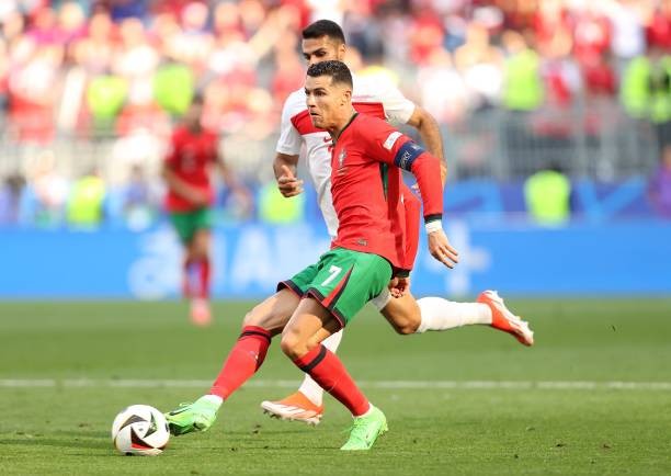 Ronaldo chơi cực kì đồng đội trong pha kiến tạo cho Fernandes. (Nguồn Getty Images)