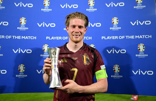 De Bruyne nhận giải cầu thủ xuất sắc nhất. (Nguồn Getty Images)