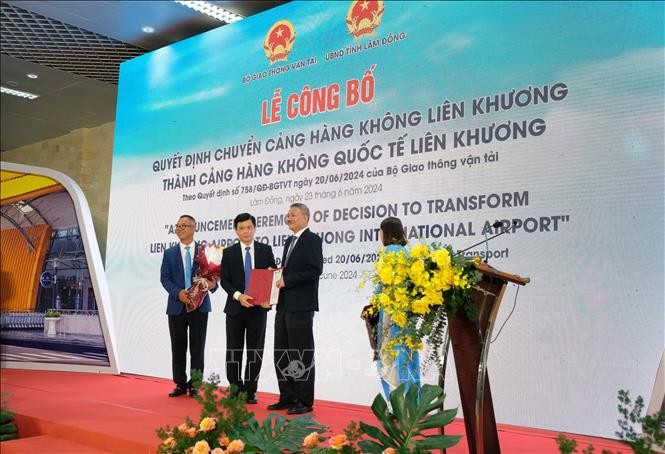 Lãnh đạo Bộ Giao thông Vận tải trao Quyết định công nhận Cảng hàng không quốc tế cho đại diện Cảng hàng không Liên Khương. (Nguồn: TTXVN)