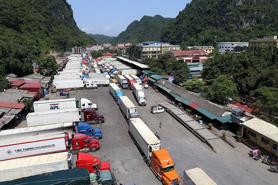 Xe chở hàng hóa xuất khẩu tại cửa khẩu Tân Thanh. (Ảnh: TTXVN)