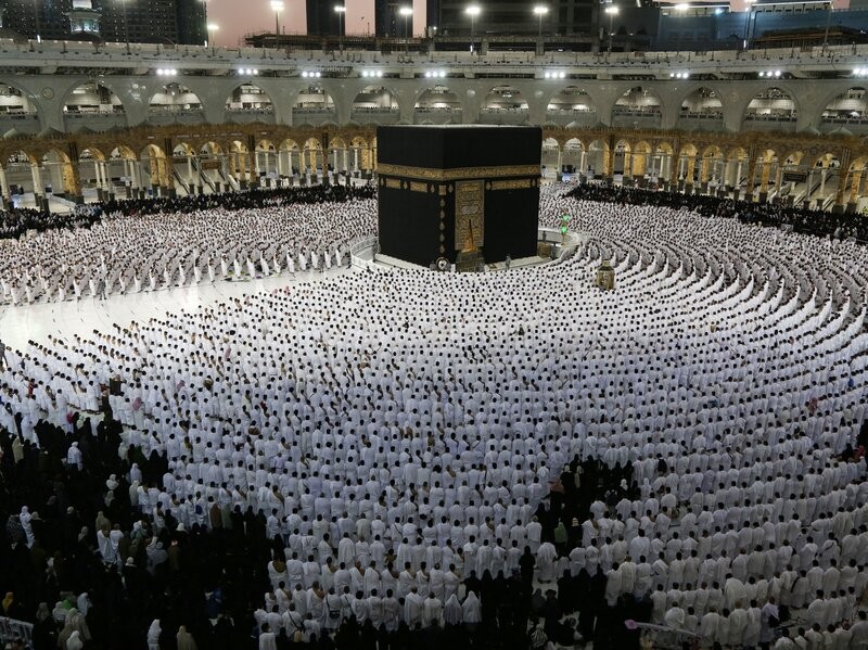 Các tín đồ Hồi giáo cầu nguyện tại Đền thờ Lớn ở thánh địa Mecca, Saudi Arabia, trong lễ hành hương Hajj. (Nguồn: NPR)