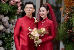 Hình ảnh diễn viên Midu diện áo dài đỏ đẹp đôi bên chồng doanh nhân trong lễ ăn hỏi