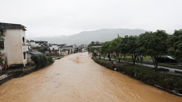 Trung Quốc: Dự báo mưa lớn tiếp tục diện rộng, nâng mức ứng phó khẩn cấp với mưa bão