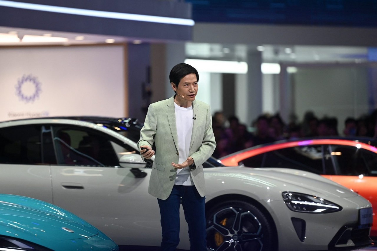 Giám đốc điều hành Xiaomi Lei Jun đạt 39 triệu lượt xem trong tháng 5 với đoạn video trực tiếp phát 3,5 giờ ghi lại cảnh ông lái xe trực tiếp giữa Thượng Hải và Hàng Châu. (Nguồn: AFP)