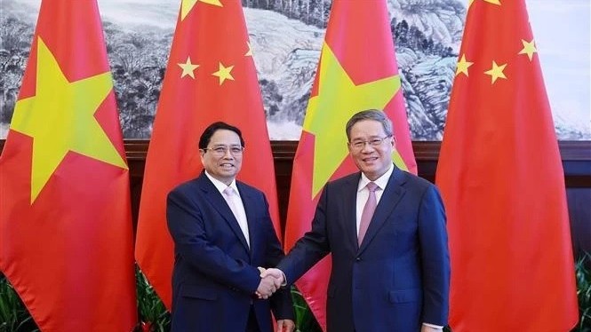 PM Pham Minh Chinh, Chinese Premier hold talks on occasion of WEF meeting