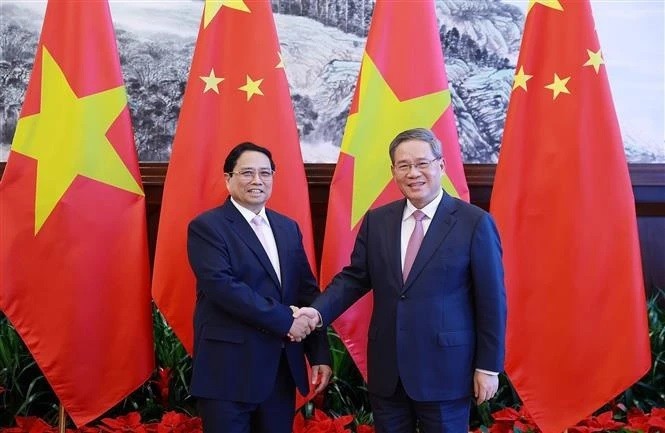 PM Pham Minh Chinh, Chinese Premier hold talks on occasion of WEF meeting