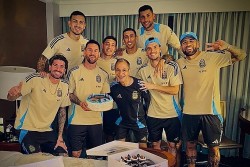 Lionel Messi đón sinh nhật tuổi 37 bên đồng đội tuyển Argentina