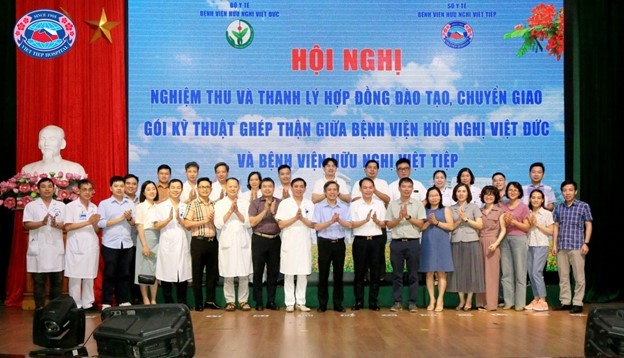 Đại diện Bệnh viện Hữu nghị Việt Tiệp cùng đại diện Bệnh viện Hữu nghị Việt Đức chụp hình lưu niệm với lãnh đạo Sở Y tế thành phố Hải Phòng trong khuôn khổ Hội nghị 