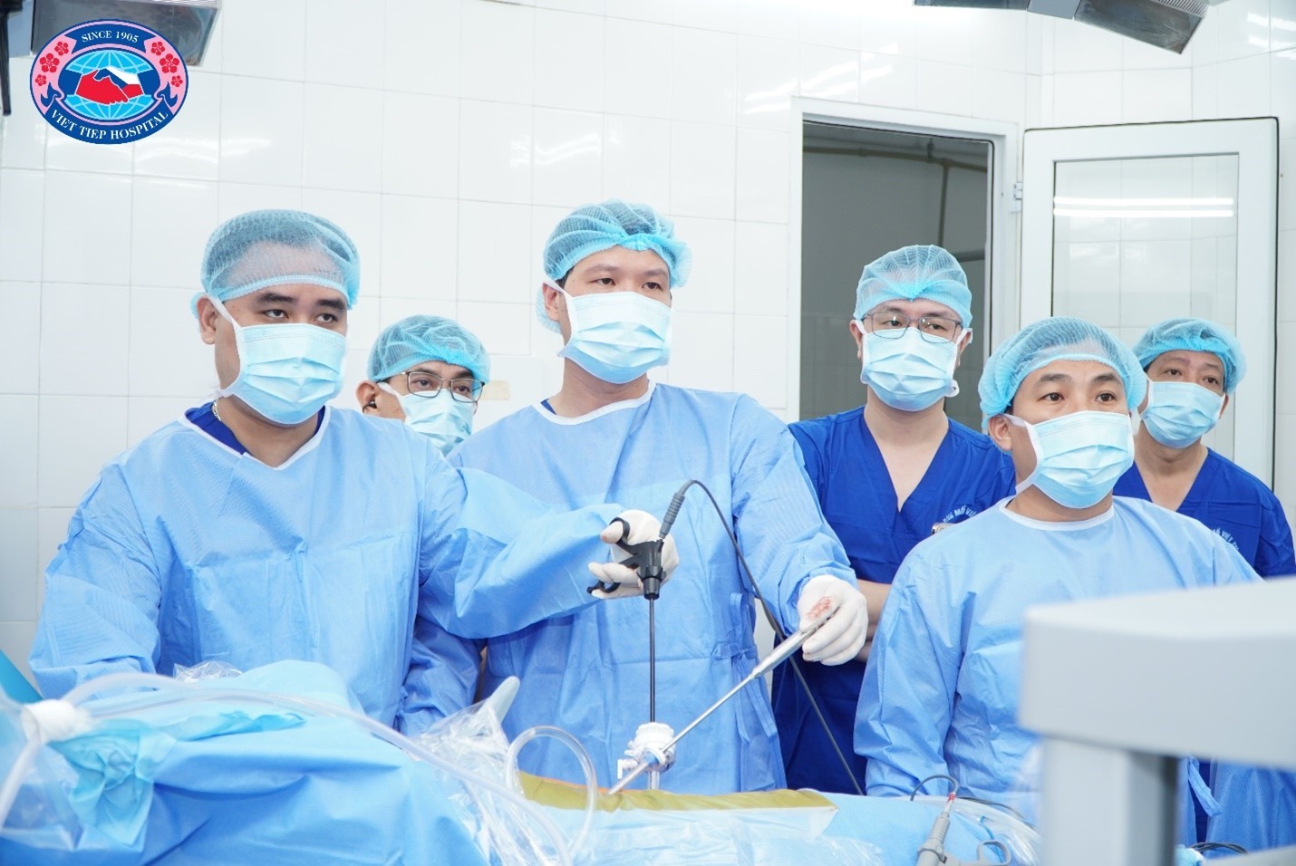 Các phẫu thuật viên Bệnh viện Hữu Nghị Việt Tiệp cùng chuyên gia Bệnh viện Hữu nghị Việt Đức thực hiện phẫu thuật nội soi lấy thận từ người cha T.X.D