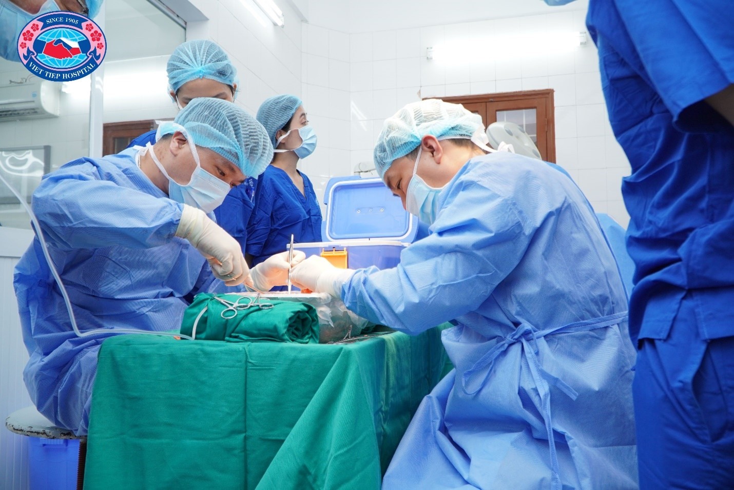 Các y, bác sĩ Bệnh viện Hữu Nghị Việt Tiệp thực hiện kỹ thuật rửa thận trước khi ghép sang cho người con T. T. H. A