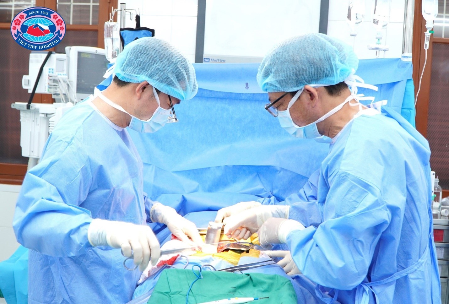 Các phẫu thuật viên Bệnh viện Hữu Nghị Việt Tiệp cùng chuyên gia Bệnh viện Hữu nghị Việt Đức thực hiện phẫu thuật ghép thận của người cha T.X.D sang cho người con T. T. H. A