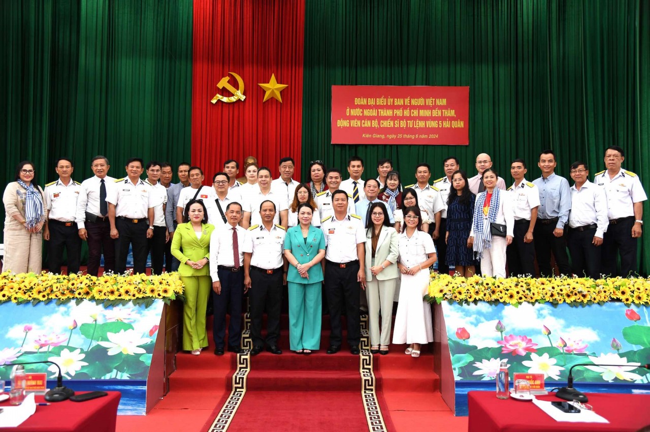 Đoàn đại biểu Ủy ban về người Việt Nam ở nước ngoài TP. Hồ Chí Minh thăm Bộ Tư lệnh Vùng 5 Hải quân