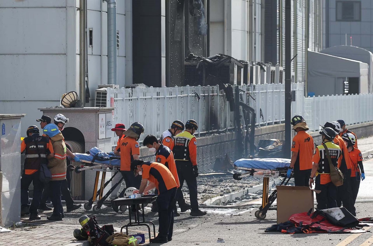Đống đổ nát sau đám cháy nhà máy sản xuất pin ở Hàn Quốc